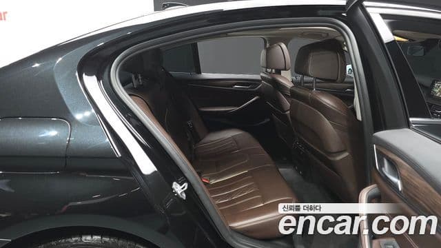 BMW 5 Series 2018 — ფოტო 12/20