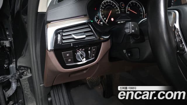 BMW 5 Series 2018 — ფოტო 13/20