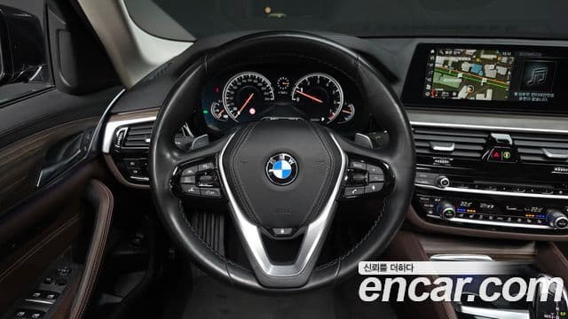 BMW 5 Series 2018 — ფოტო 14/20