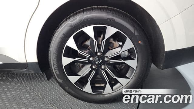 Kia Carnival 2021 — ფოტო 33/35