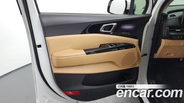 Kia Carnival 2021 — ფოტო 27/35