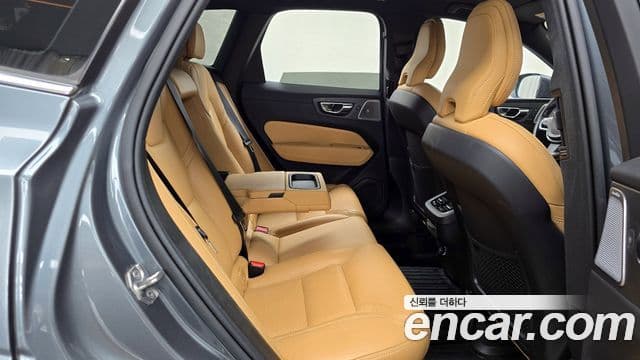 Volvo XC60 2018 — Şəkil 12/20