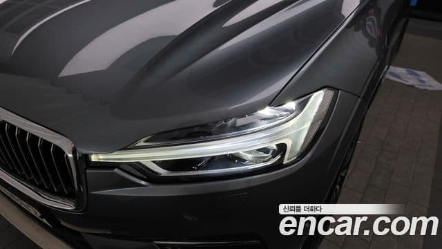 Volvo XC60 2018 — Şəkil 9/34