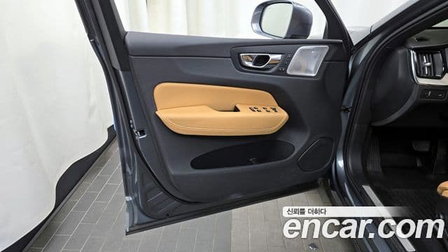 Volvo XC60 2018 — Şəkil 6/34