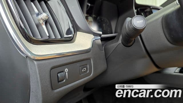 Volvo XC60 2018 — Şəkil 7/34