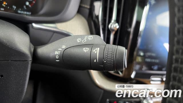 Volvo XC60 2018 — Şəkil 10/34