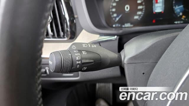 Volvo XC60 2018 — Şəkil 27/34
