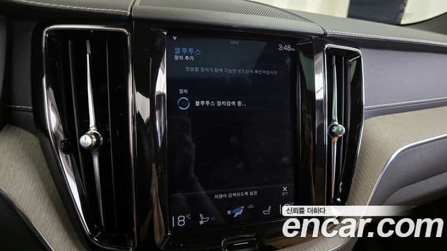 Volvo XC60 2018 — Şəkil 13/34