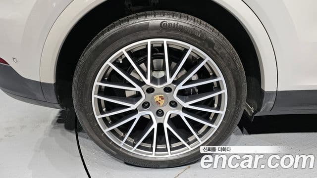 Porsche Cayenne 2023 — ფოტო 8/31