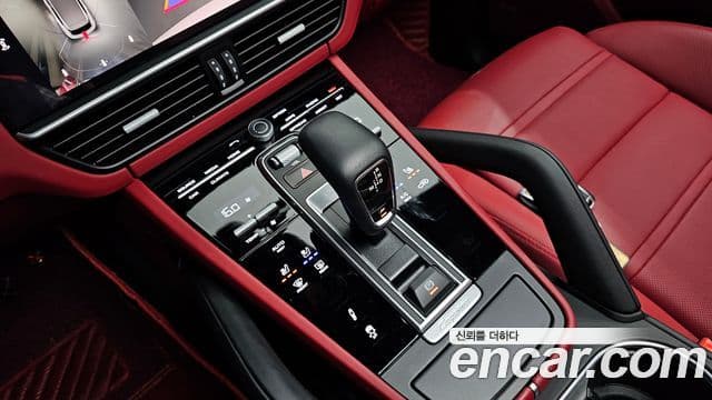 Porsche Cayenne 2023 — ფოტო 18/31