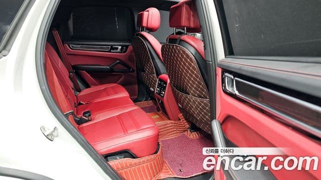 Porsche Cayenne 2023 — ფოტო 23/31