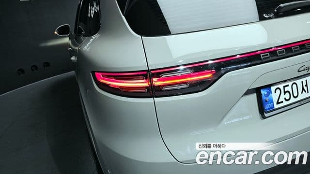 Porsche Cayenne 2023 — ფოტო 29/31