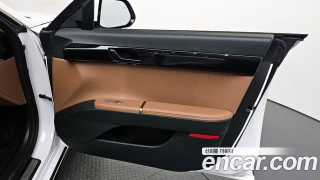 Hyundai Grandeur Hybrid 2023 — Photo 9/30