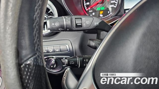 Mercedes-Benz GLC-Class 2018 — Photo 27/33