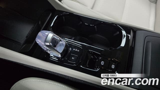 Volvo XC40 2025 — Şəkil 9/20