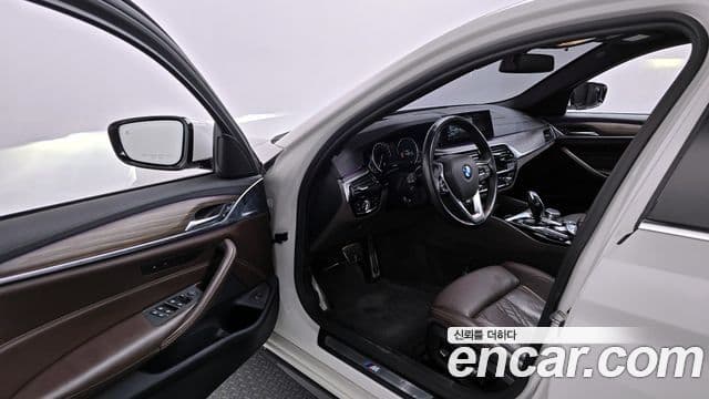 BMW 5 Series 2018 — Фото 10/20