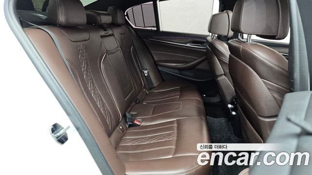 BMW 5 Series 2018 — Фото 11/20