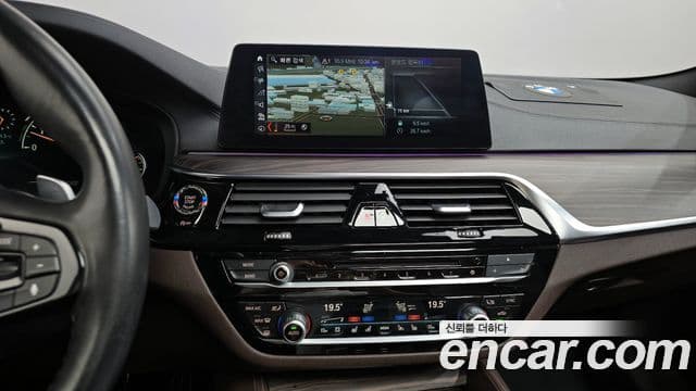BMW 5 Series 2018 — Фото 13/20