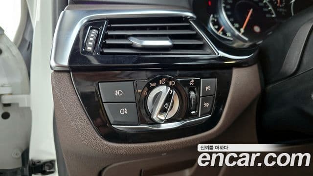 BMW 5 Series 2018 — Фото 19/20