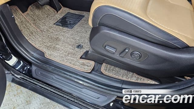Kia Carnival 2023 — ფოტო 15/20