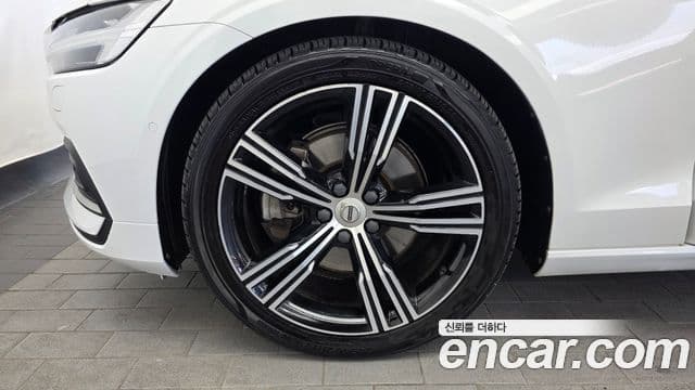 Volvo S60 2021 — ფოტო 5/20