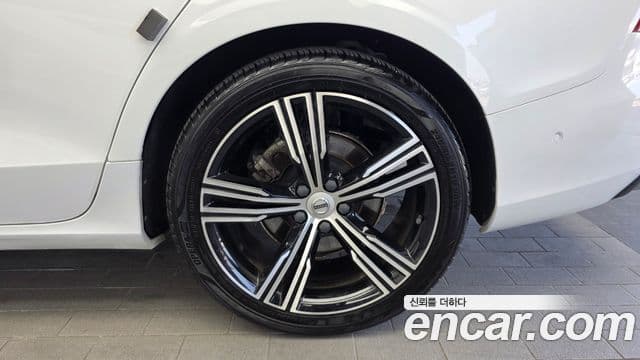 Volvo S60 2021 — ფოტო 20/34