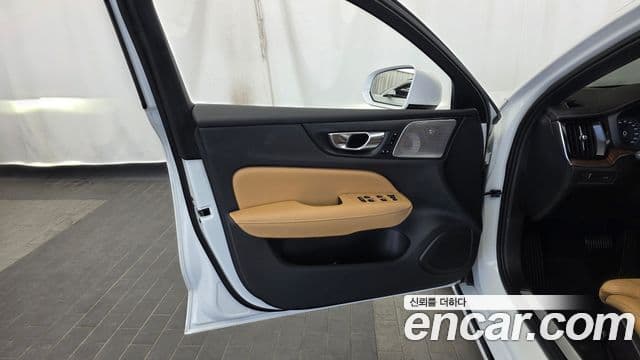 Volvo S60 2021 — ფოტო 14/34