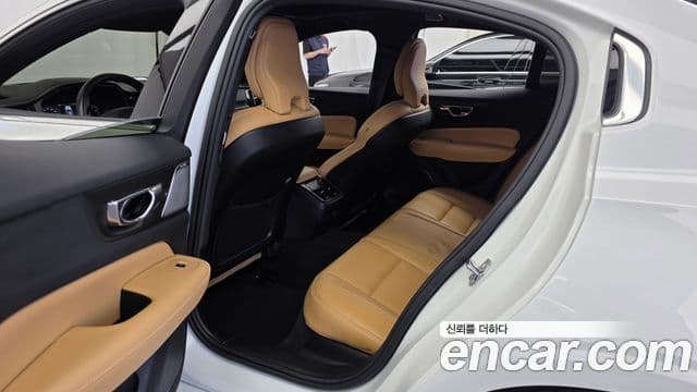 Volvo S60 2021 — ფოტო 10/34