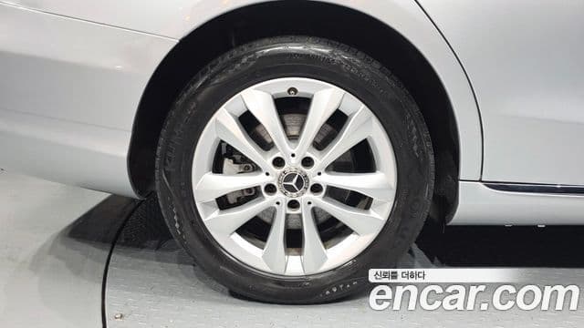 Mercedes-Benz C-Class 2019 — ფოტო 5/20