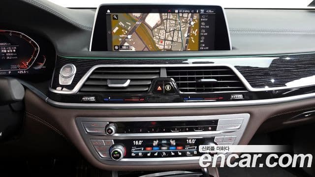 BMW 7 Series 2021 — ფოტო 12/20