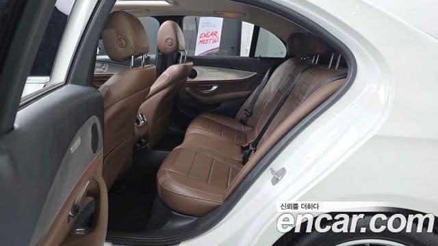 Mercedes-Benz E-Class 2018 — фото 12 из 20