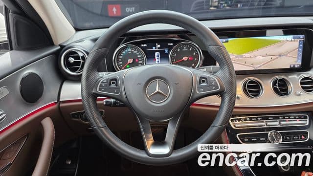 Mercedes-Benz E-Class 2018 — ფოტო 13/20