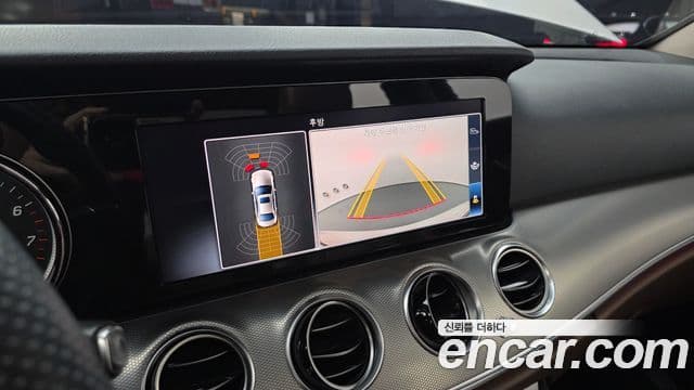 Mercedes-Benz E-Class 2018 — ფოტო 15/20