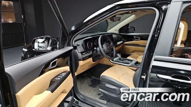Kia Carnival 2021 — фото 10 из 20