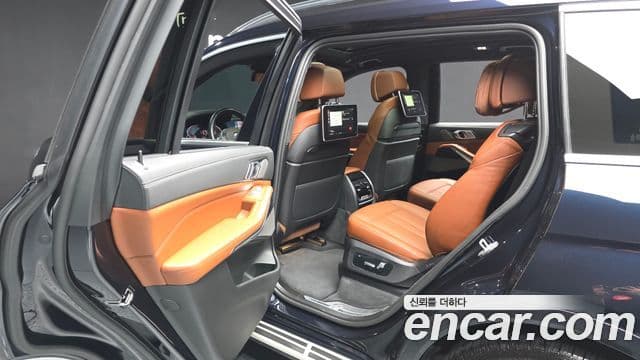 BMW X7 2021 — ფოტო 30/31