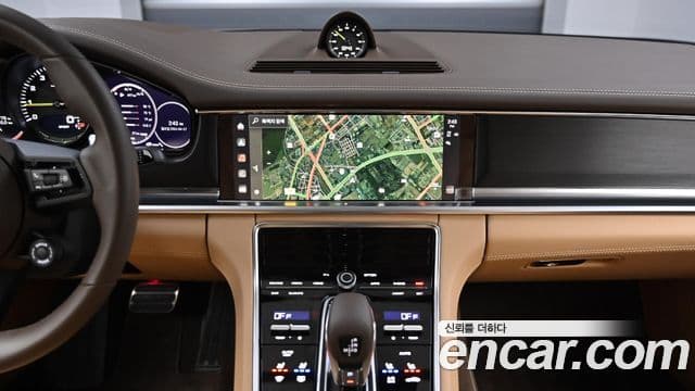 Porsche Panamera 2023 — ფოტო 15/20