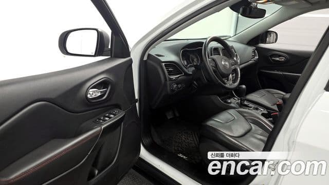 Jeep Cherokee 2021 — ფოტო 9/20