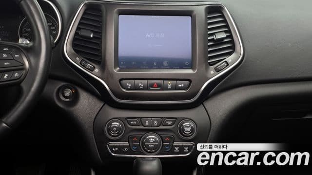 Jeep Cherokee 2021 — ფოტო 13/20