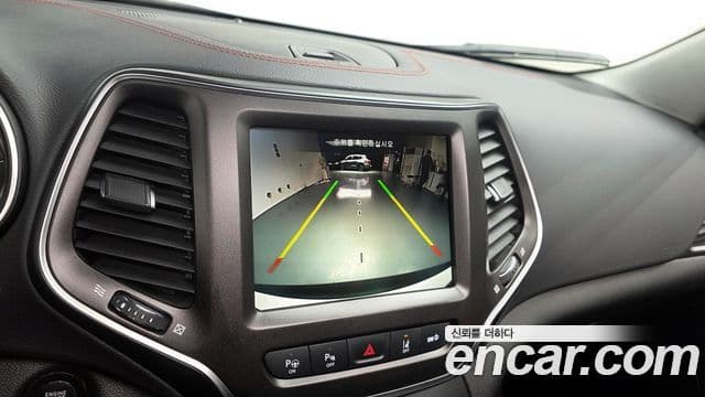 Jeep Cherokee 2021 — ფოტო 14/20