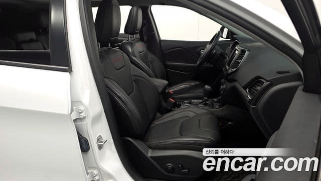 Jeep Cherokee 2021 — Photo 24/30