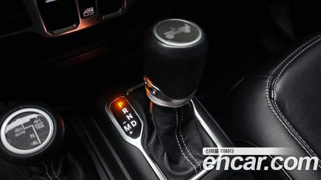 Jeep Wrangler 2021 — ფოტო 9/20