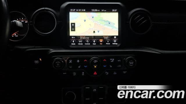 Jeep Wrangler 2021 — ფოტო 14/20
