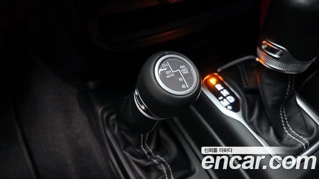 Jeep Wrangler 2021 — ფოტო 18/20