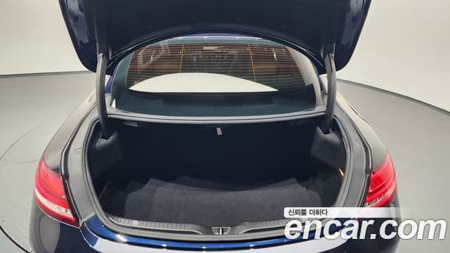 Mercedes-Benz C-Class 2019 — ფოტო 19/20