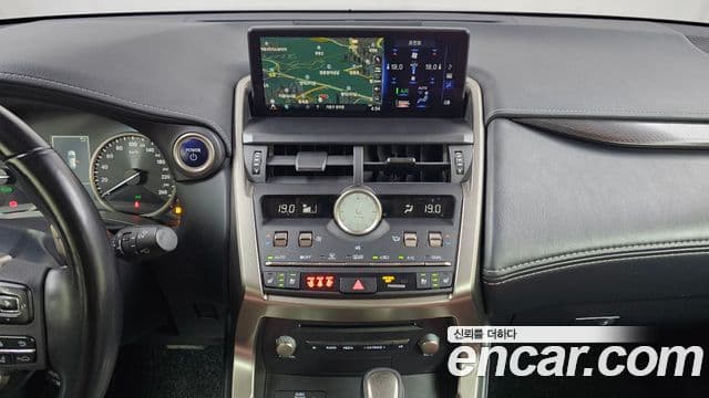 Lexus NX300h 2021 — Photo 2/30
