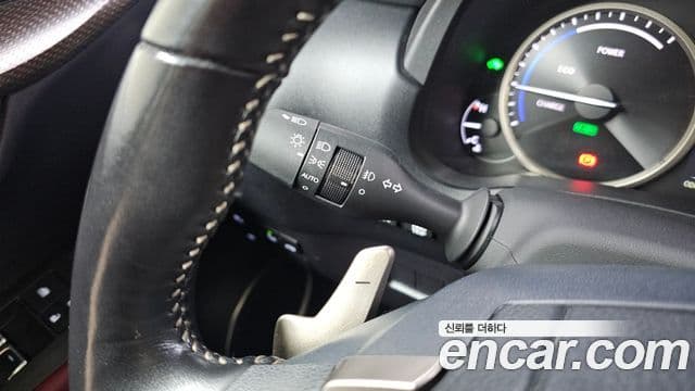 Lexus NX300h 2021 — Photo 6/30