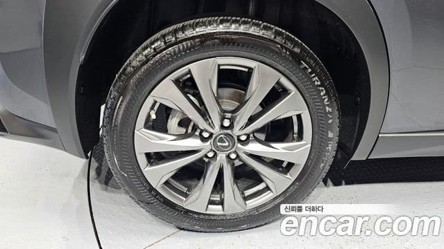Lexus UX250h 2023 — фото 5 из 20