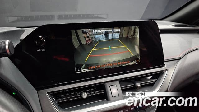 Lexus UX250h 2023 — ფოტო 17/20