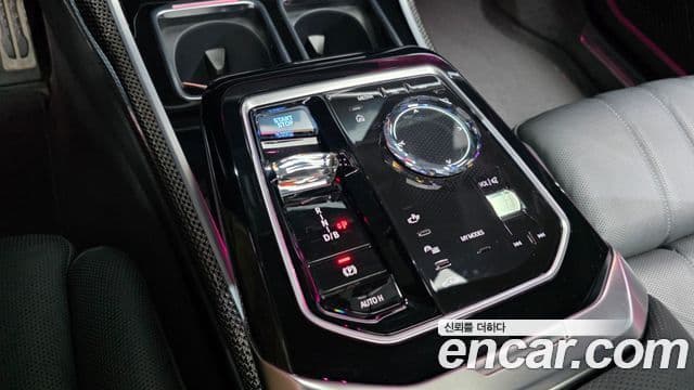 BMW i7 2024 — ფოტო 8/20