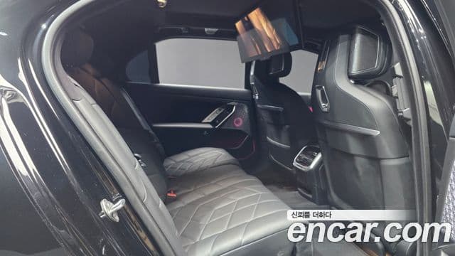 BMW i7 2024 — ფოტო 19/20